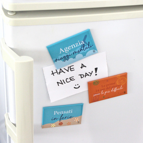 Calamita "AGENZIA VIAGGI MENTALI" - Magnete Decorativo per Frigo e Lavagna